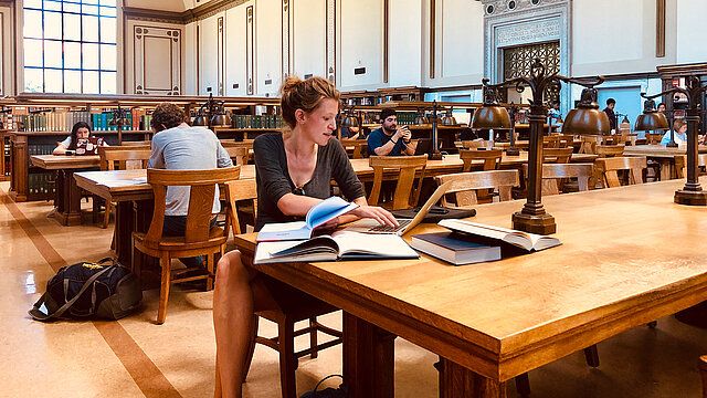 Bücherei Bibliothek in USA Studierende lernen